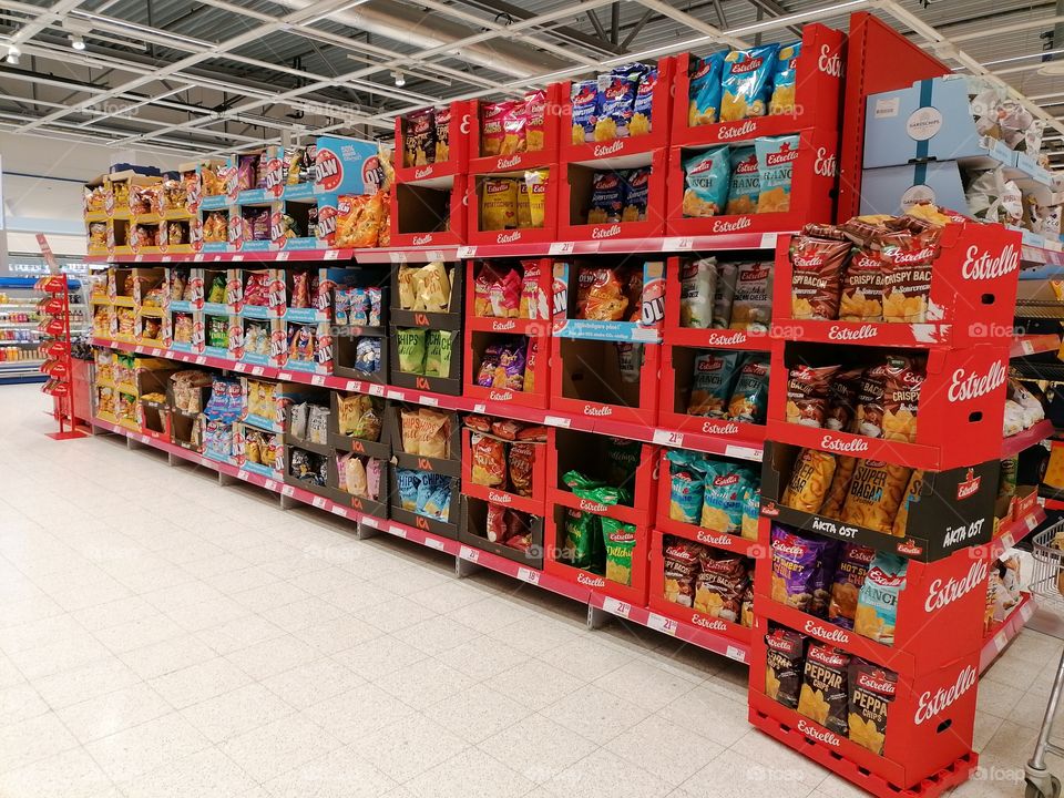 In the Swedish store, ICA Max, everything is bigger and everything is more! I love this shop! There are a lot of potato chips! Four such big shelves full of different flavors!