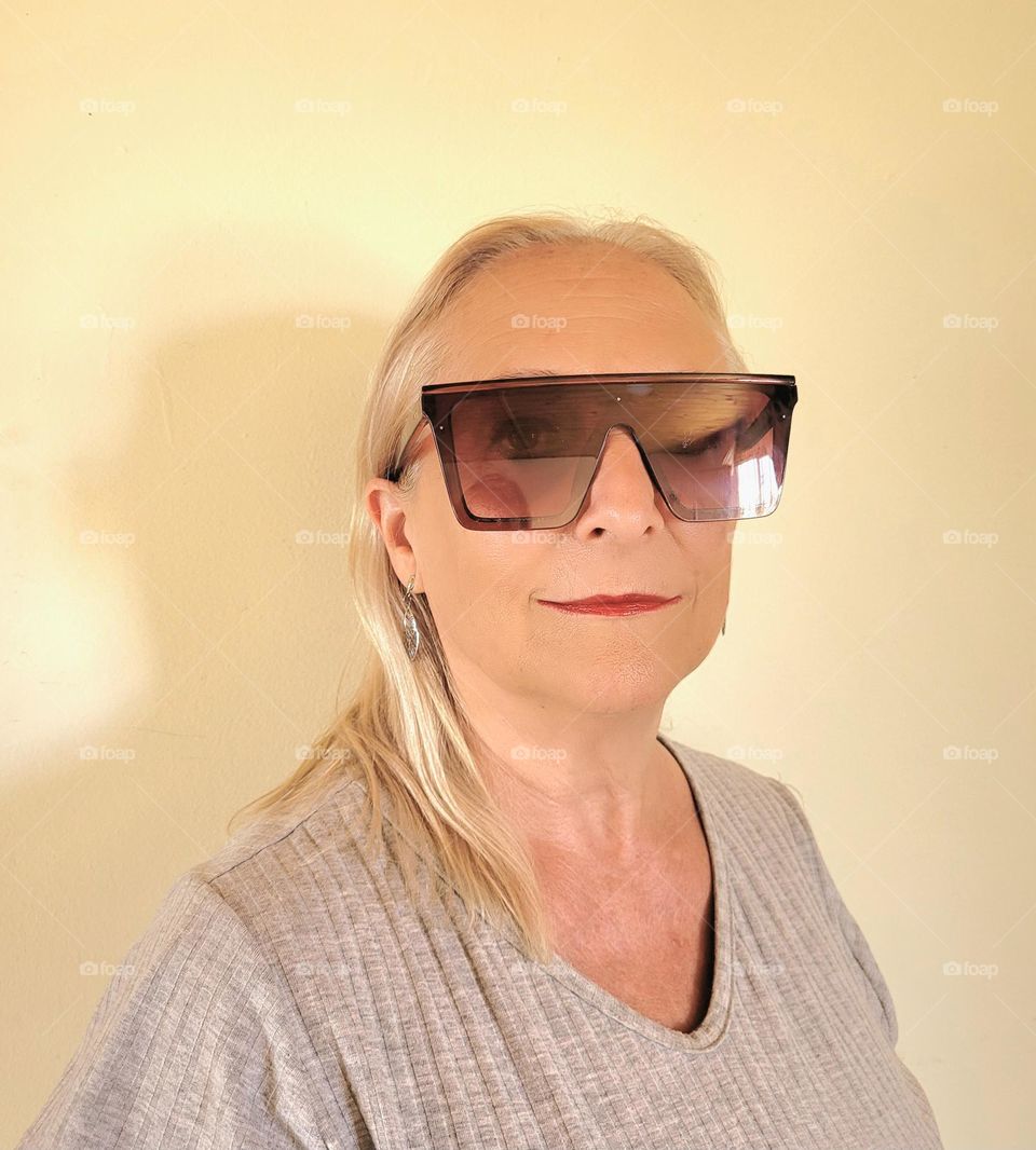 mujer adulta con gafas