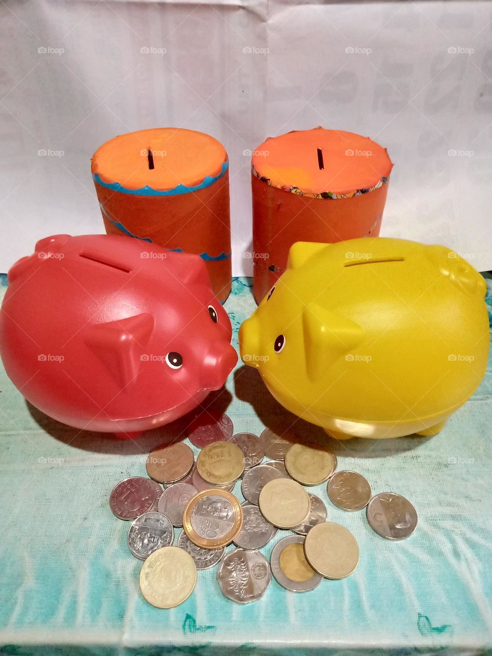 DO YOU STILL USE THIS,, YES I DO,,PIGGY BANKS FOR COINS, LIKE IT