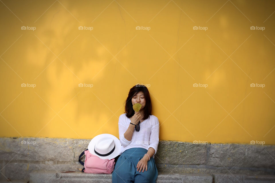 Travel, @Quanzhou, with Monica. Took lots of pics for Monica. A colorful wall in Chengtian temple with amazing sunshine is as the background, some different feeling were crashing my mind...承天寺的黄墙，出片猛烈的地方。