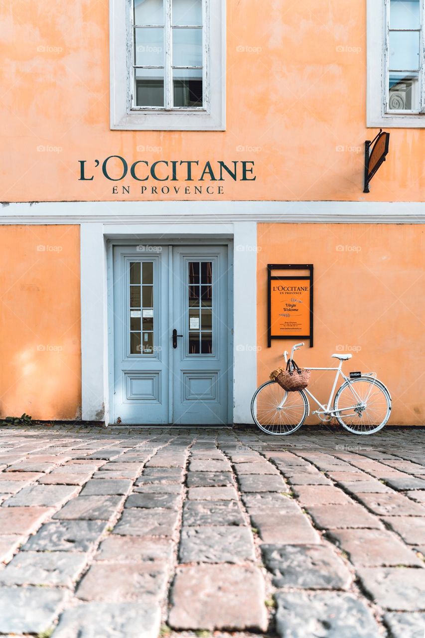 Yellow facade with a white bike in front 