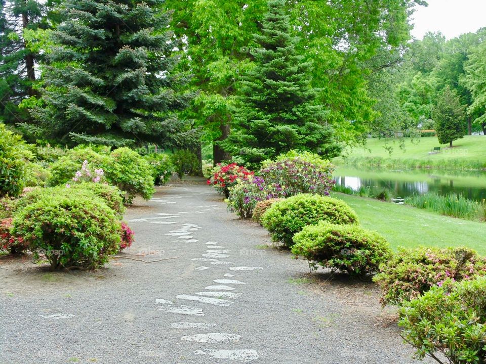 Garden path at Lake Sacajawea 
