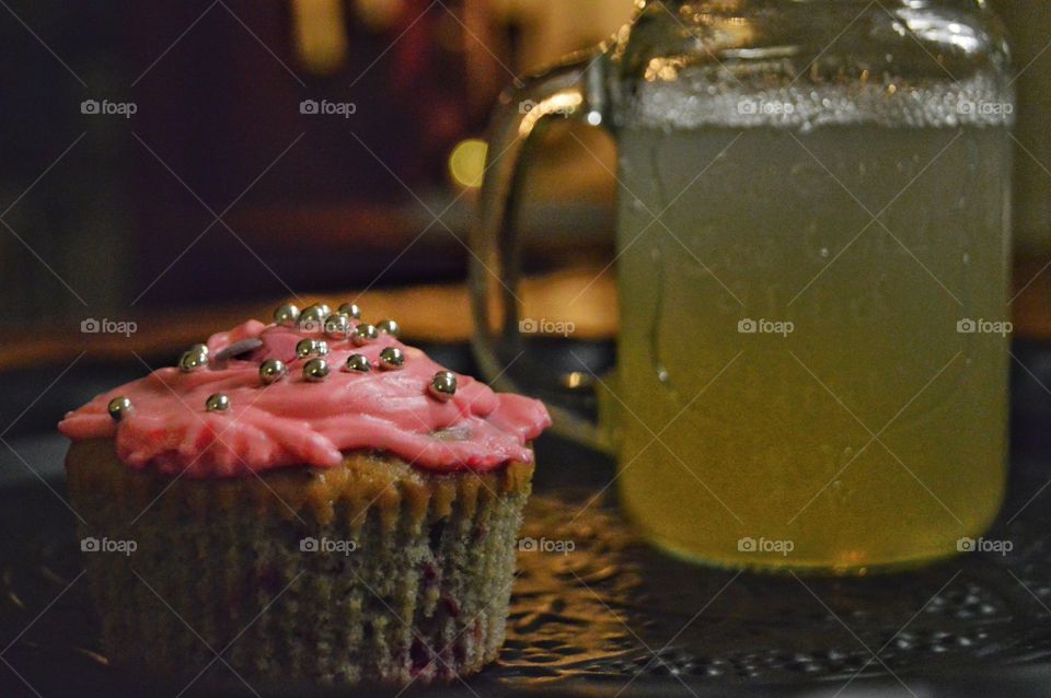Cupcake and lemonade
