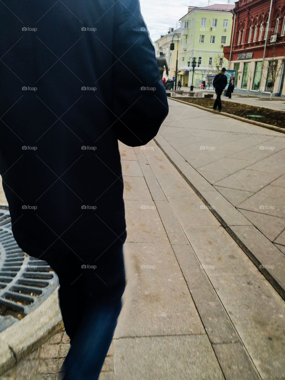 Улица, дома, тротуар.