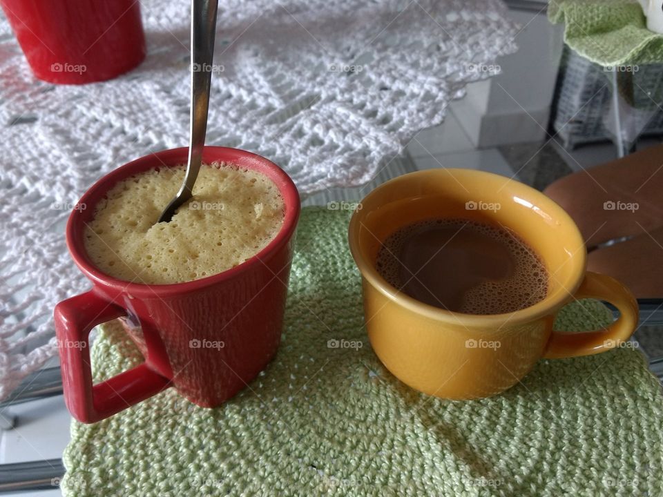 bolo de xícara com café com leite só toalhinha de crochê verde