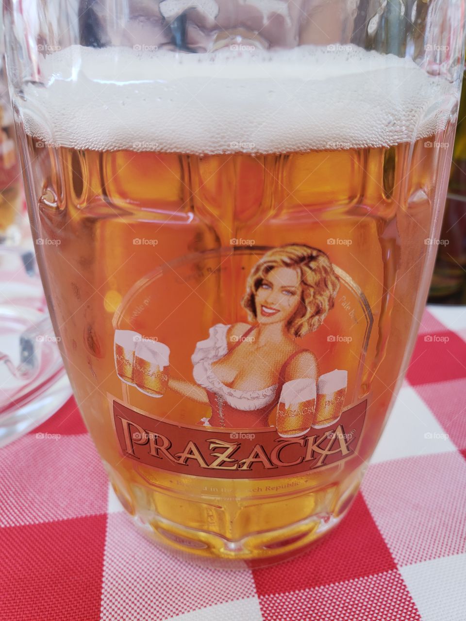 cerveza en Praga, remedio contra el calor del verano