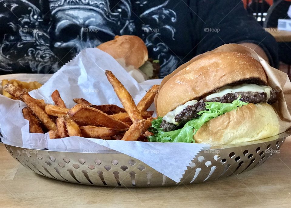 
Burgers and sweet potatoes