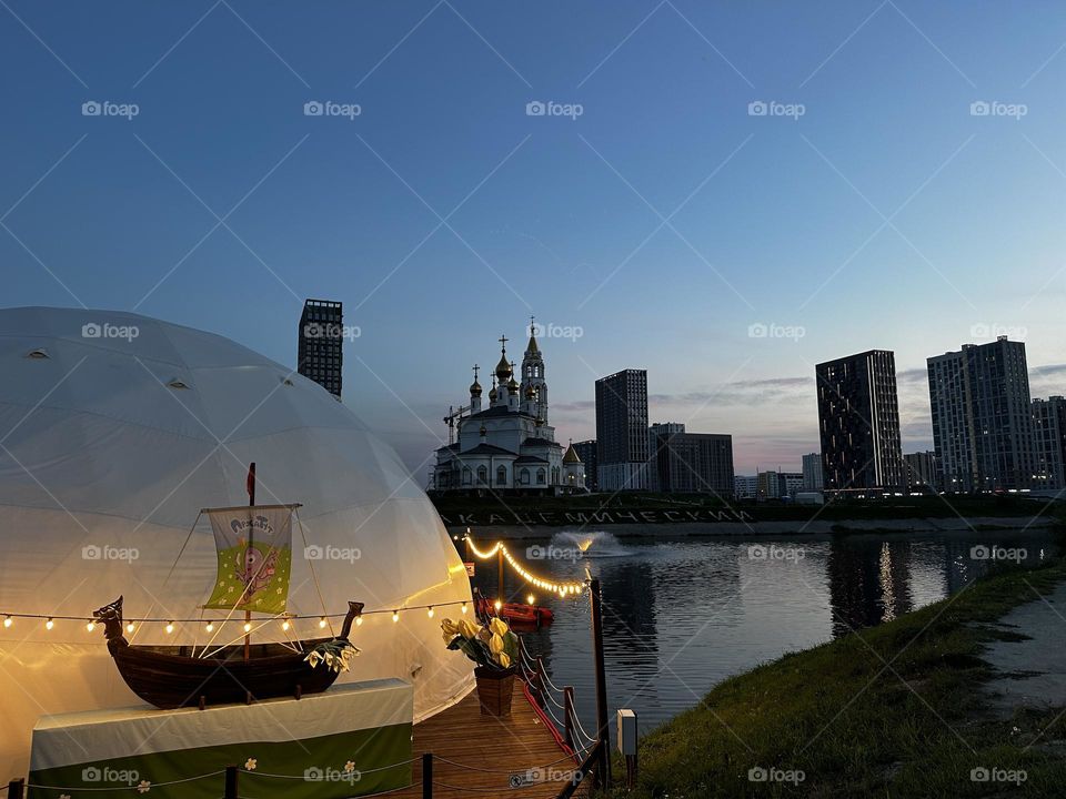 building a dome on the banks of the river