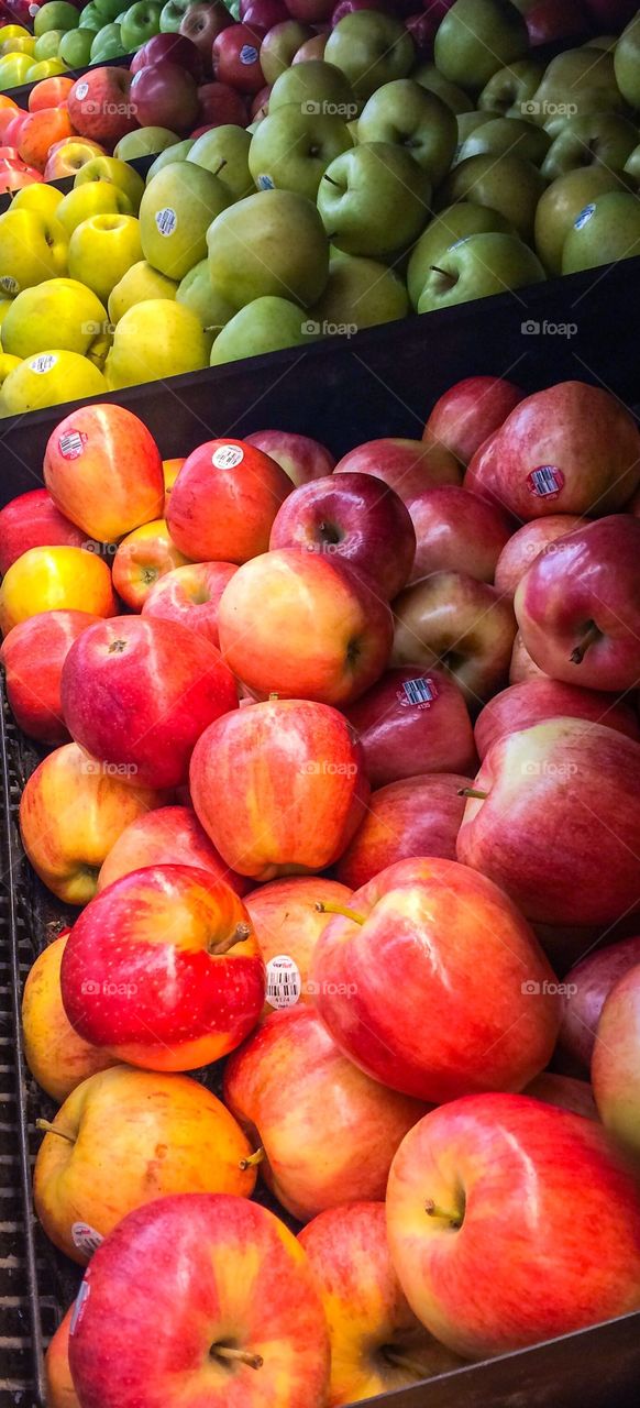 Red and green apples 