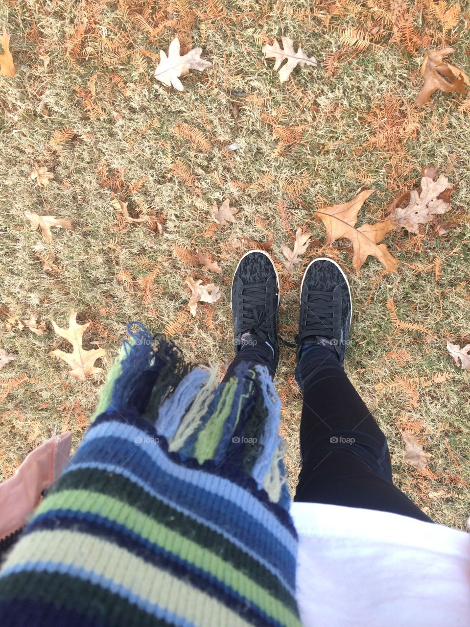 Eu amo o outono, tudo fica tão lindo. Eu amo essas  folhas no chão, amo esse o clima e amo poder usar essas  roupa de frio