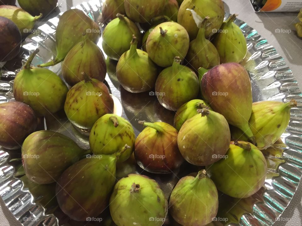 Figs fruit on display in a supermarket.