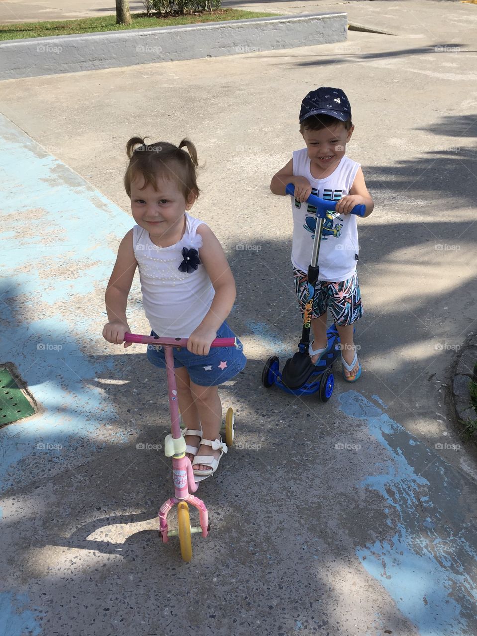 At home, having fun on the soccer field, riding a scooter. Are the brothers happy?  Smiles respond ... / Em casa, divertindo na quadra de futebol, andando de patinete. Será que os irmãos estão felizes? Os sorrisos respondem...