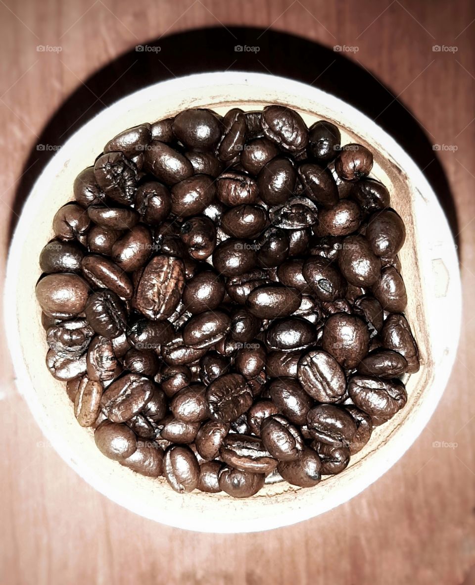 зерна кофе в кофемолке