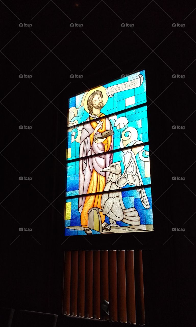 vitral de grande porte com imagem do evangelista João