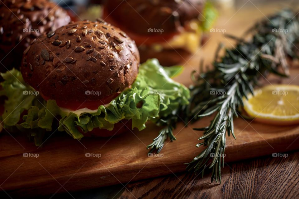 Classic burger with grain bread 