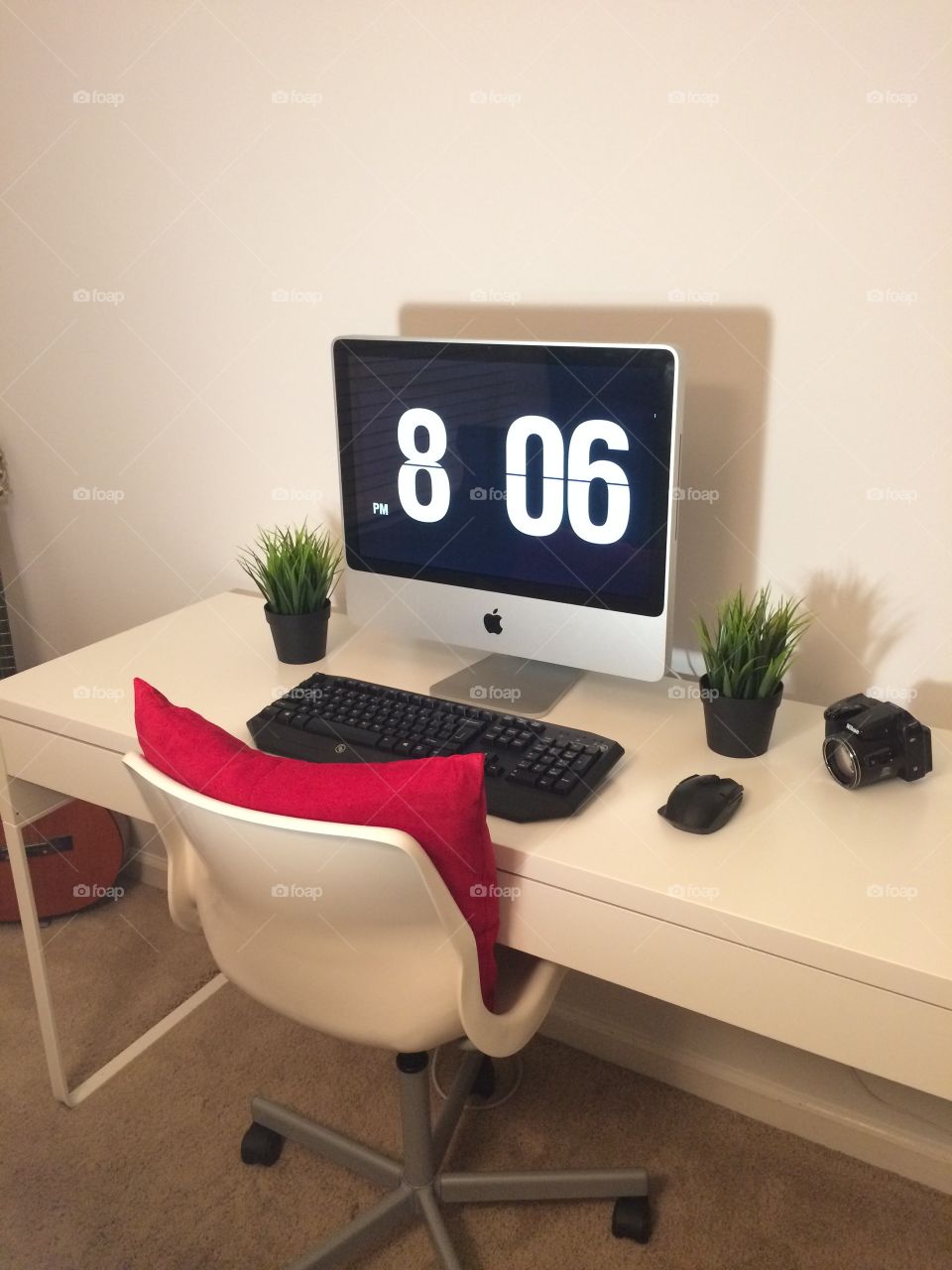Modern Simple iMac Desk Setup