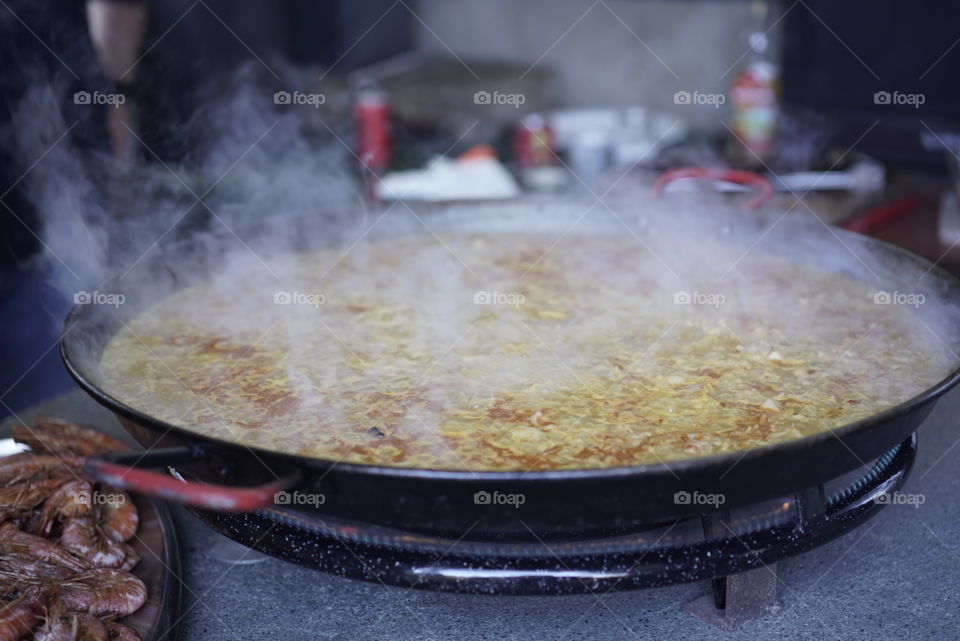 preparando una sabrosa paella para la fiesta!!!