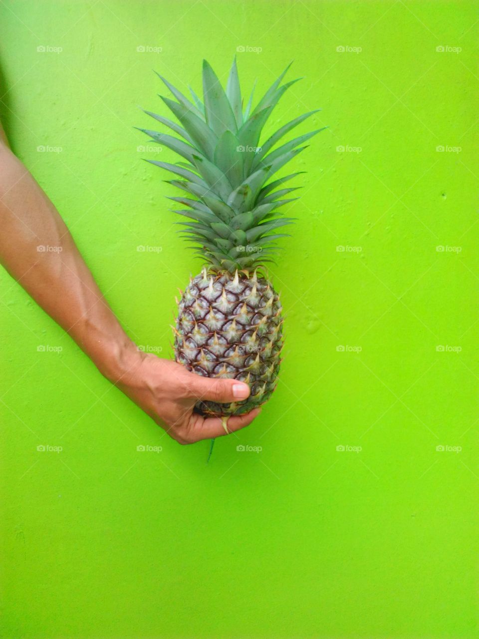 pineapple in hand