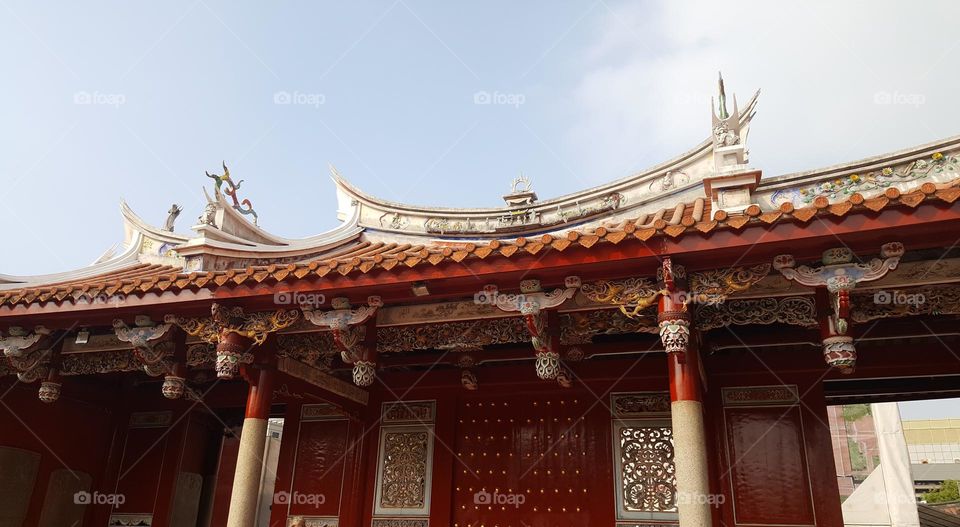 The “Premier Academy of Taiwan” (全台首學) has more than three hundred years of history as a Confucian temple, and it would be safe to say that this place is the heart of Tainan as an ancient capital of culture.
red architecture