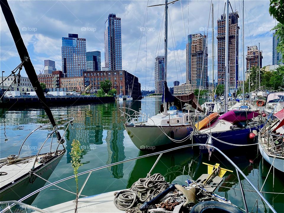 „Newtown Creek“ by the „Pulaski Bridge“ in LIC, Queens has many wonderful things to offer from spectacular views all the way to „Manhattan“ to a great variety of boats tied to the shore lending the locale an idyllic vibe. 2023. Hypnotic Productions