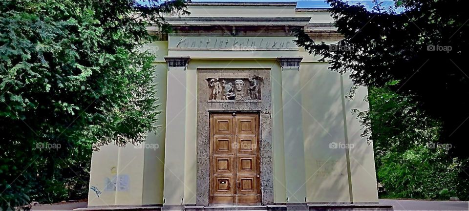 A monumental entrance to another historical building in „München“ or „Munich“, the former capitol of „Bavaria“ or „Bayern“ in the local tongue. 2022. Hypnotic Productions