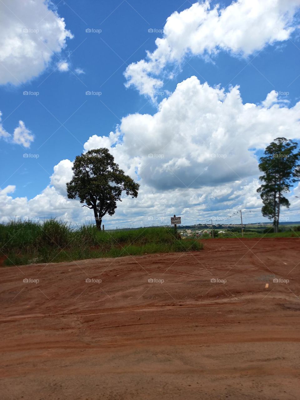 Nuvens carregadas. São quando as gotículas se aglutinam e aumentam de tamanho, e  absorvem a luz em todos os comprimentos de ondas em vez de espalhá-las. As nuvens giram pesadas e começam  a cair sobre a superfície  da terra.