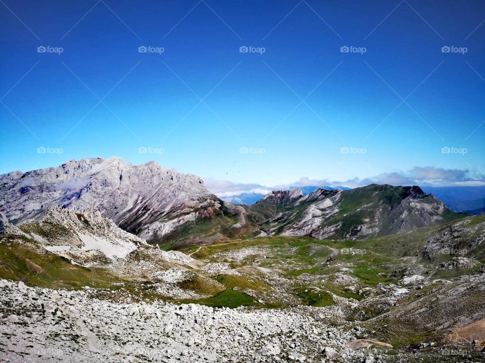 Ruta en los picos de Europa.Con acceso a los picos a través de teleférico existen diferentes actividades, rutas a caballo, quacks, senderismo...