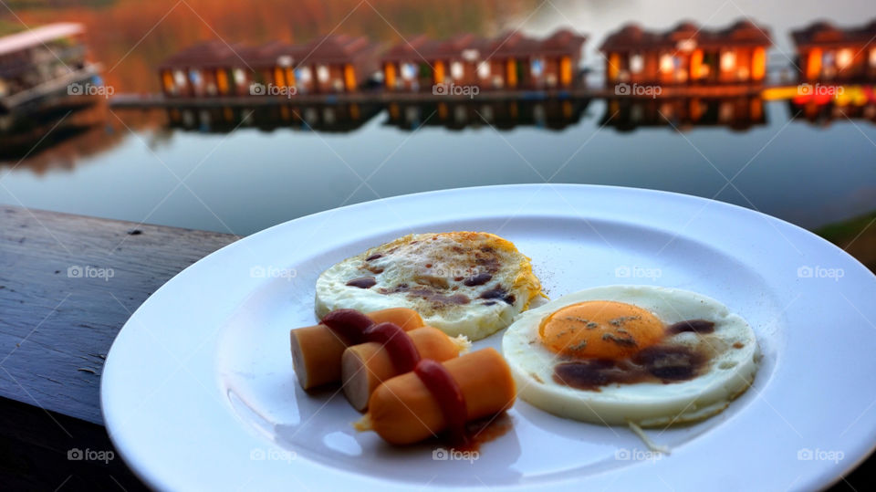 Breakfast at lake resort 