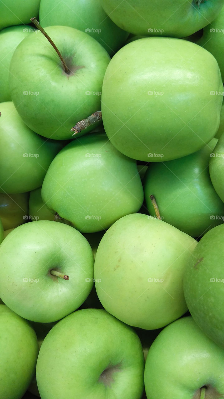 Juicy green apple close-up