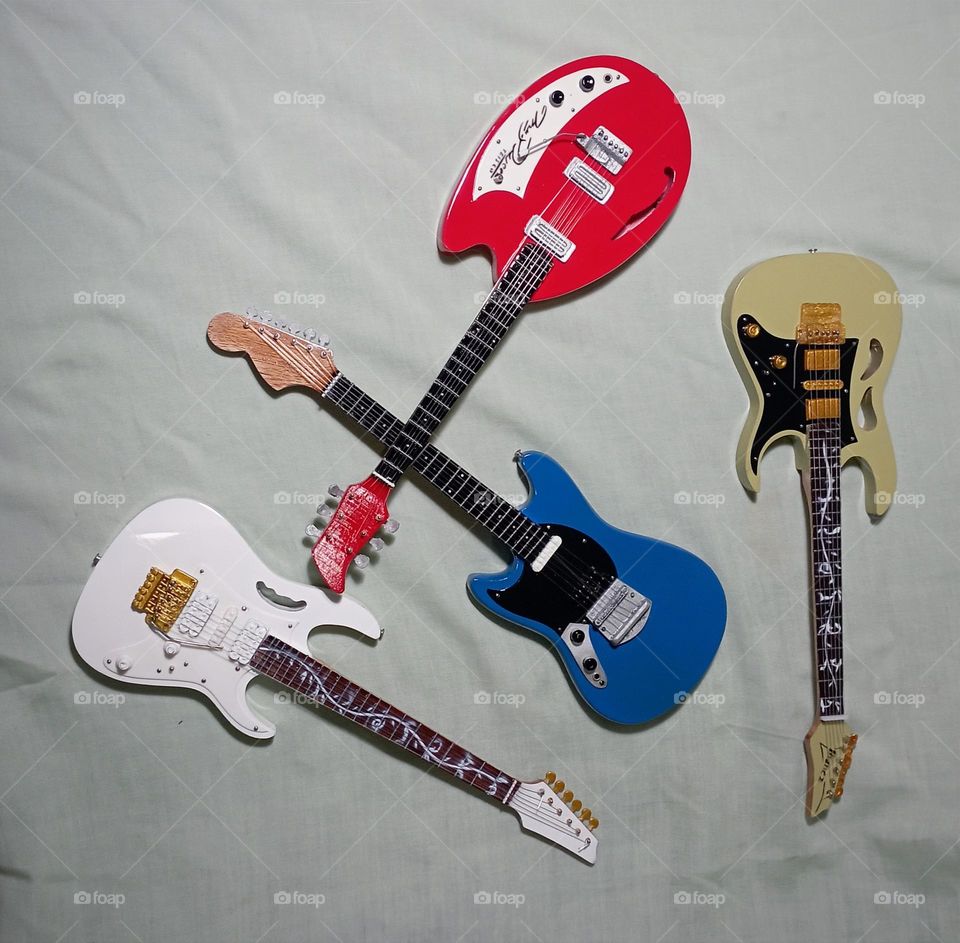 Miniature guitars