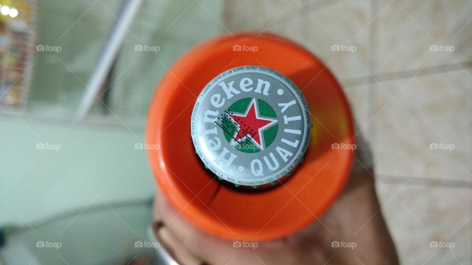 Tampinha de cerveja Heineken.