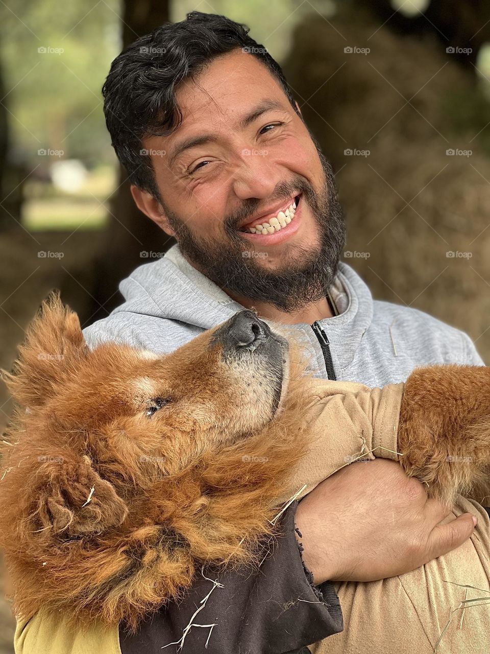 Hombre feliz con su perro en brazos 