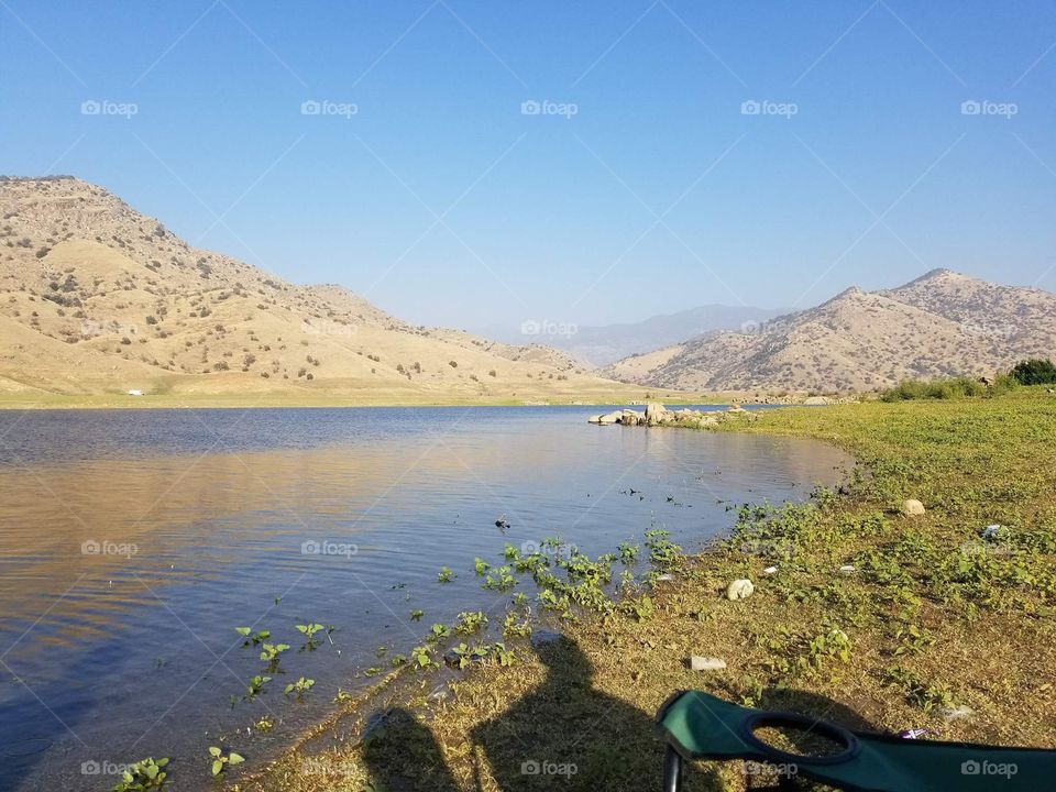 Hun lindo río y montañas
