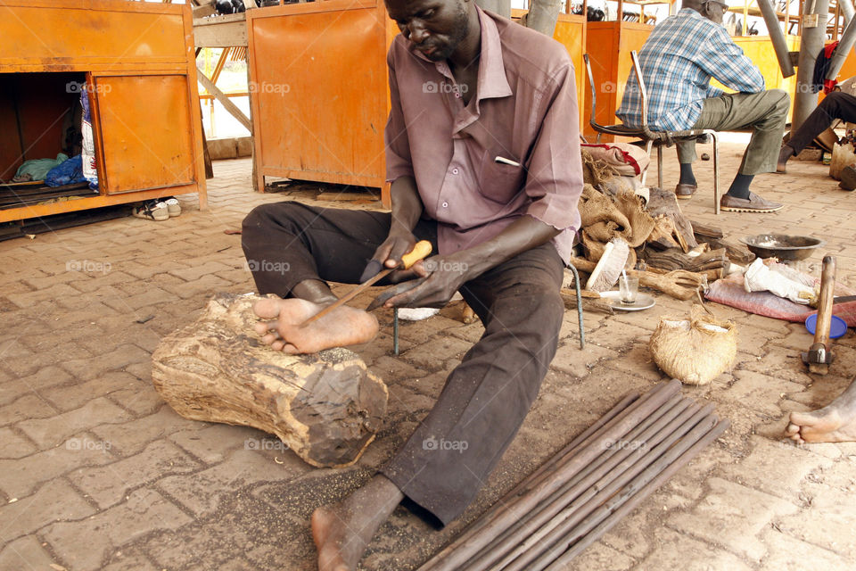 The ebony wood, which is imported from southern Sudan, is considered to be the best wood in the ceramics industry, which has benefited the people of South Sudan and the market of ceramics and handicrafts from the popular markets of tourists in Sudan