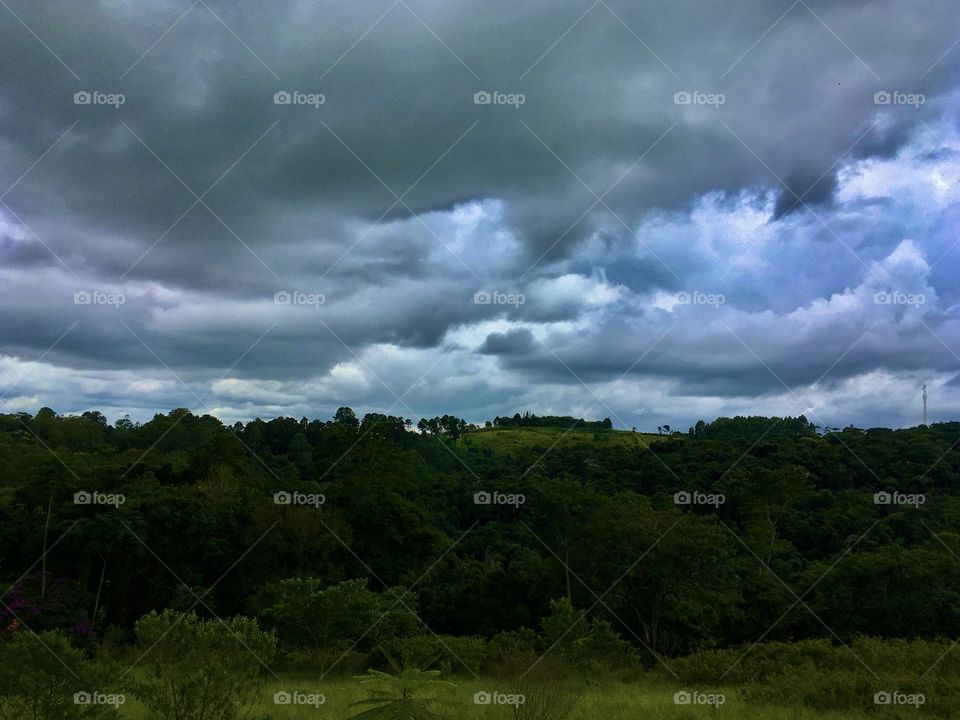 Um céu de muitas nuvens prometendo bastante chuva. Ela, de fato, virá hoje - no Feriado do Carnaval?