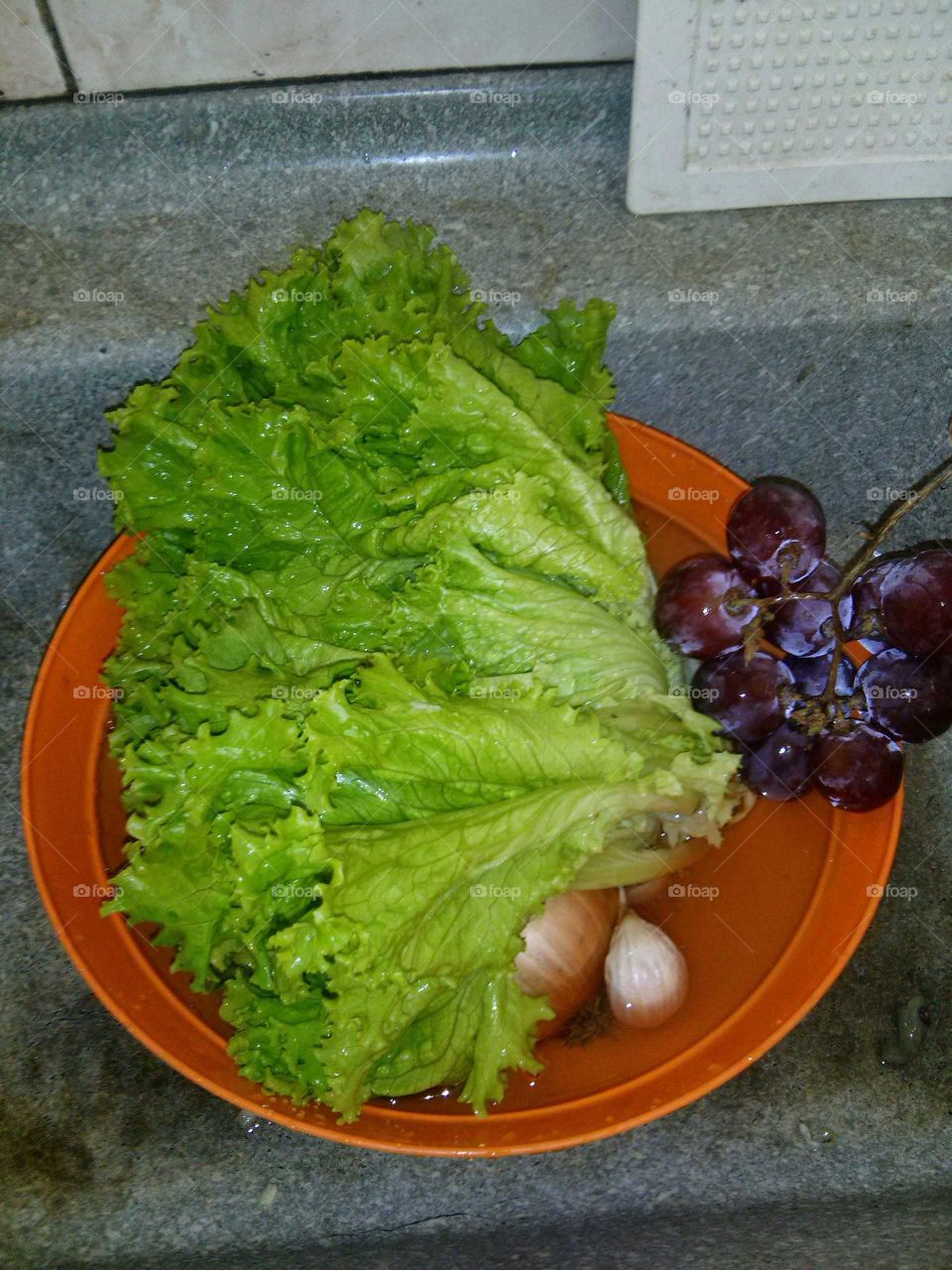 Uma pequena variação de, frutas e verduras. Formando, uma deliciosa salada.