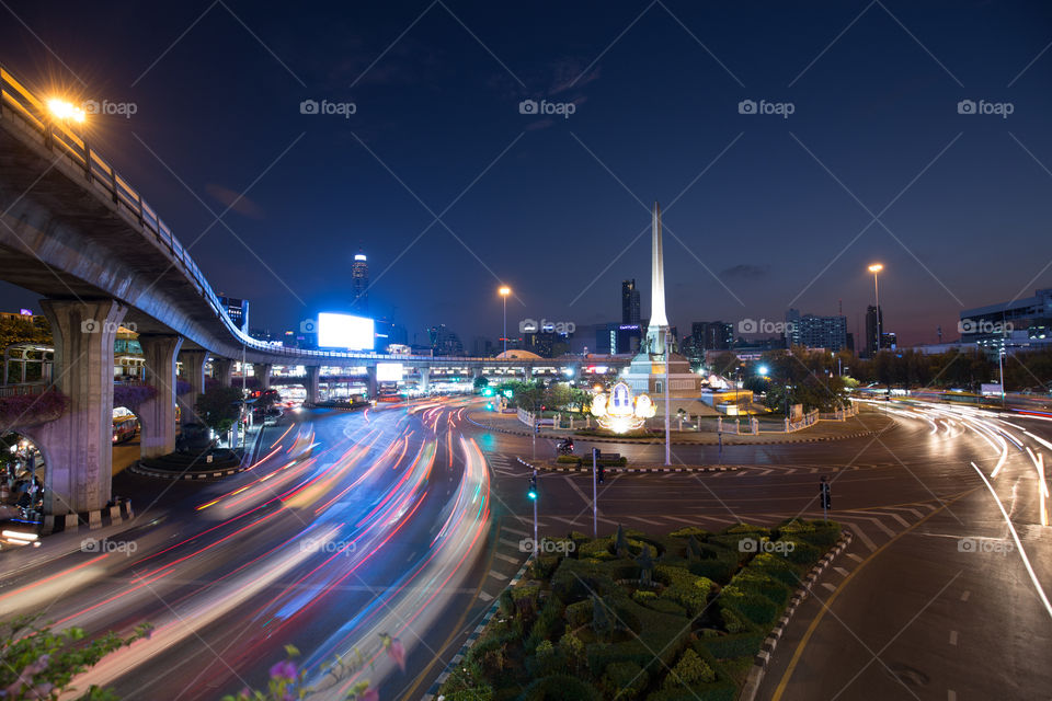 Victory monument at night 