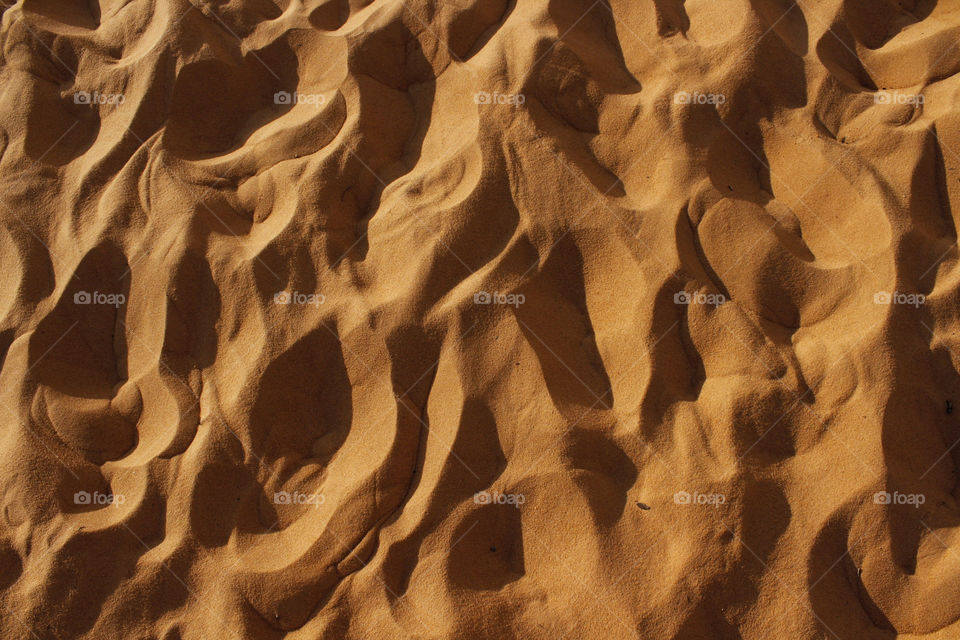 picture of a pattern of steps in a dry colorful sand in Jalapão, Brazil
