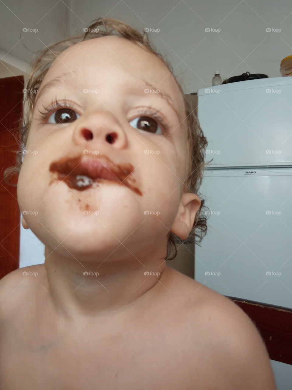 criança comendo