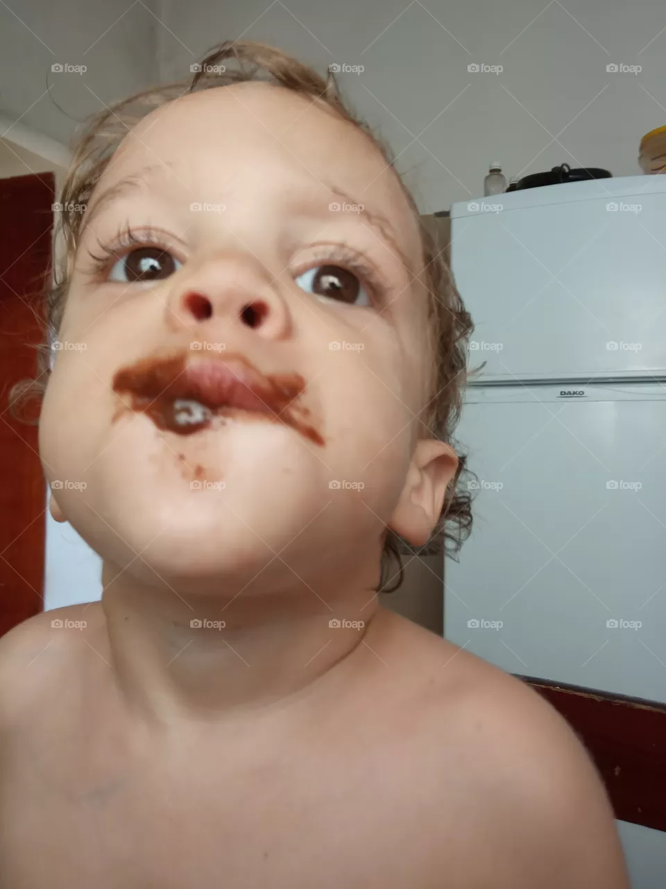 criança comendo
