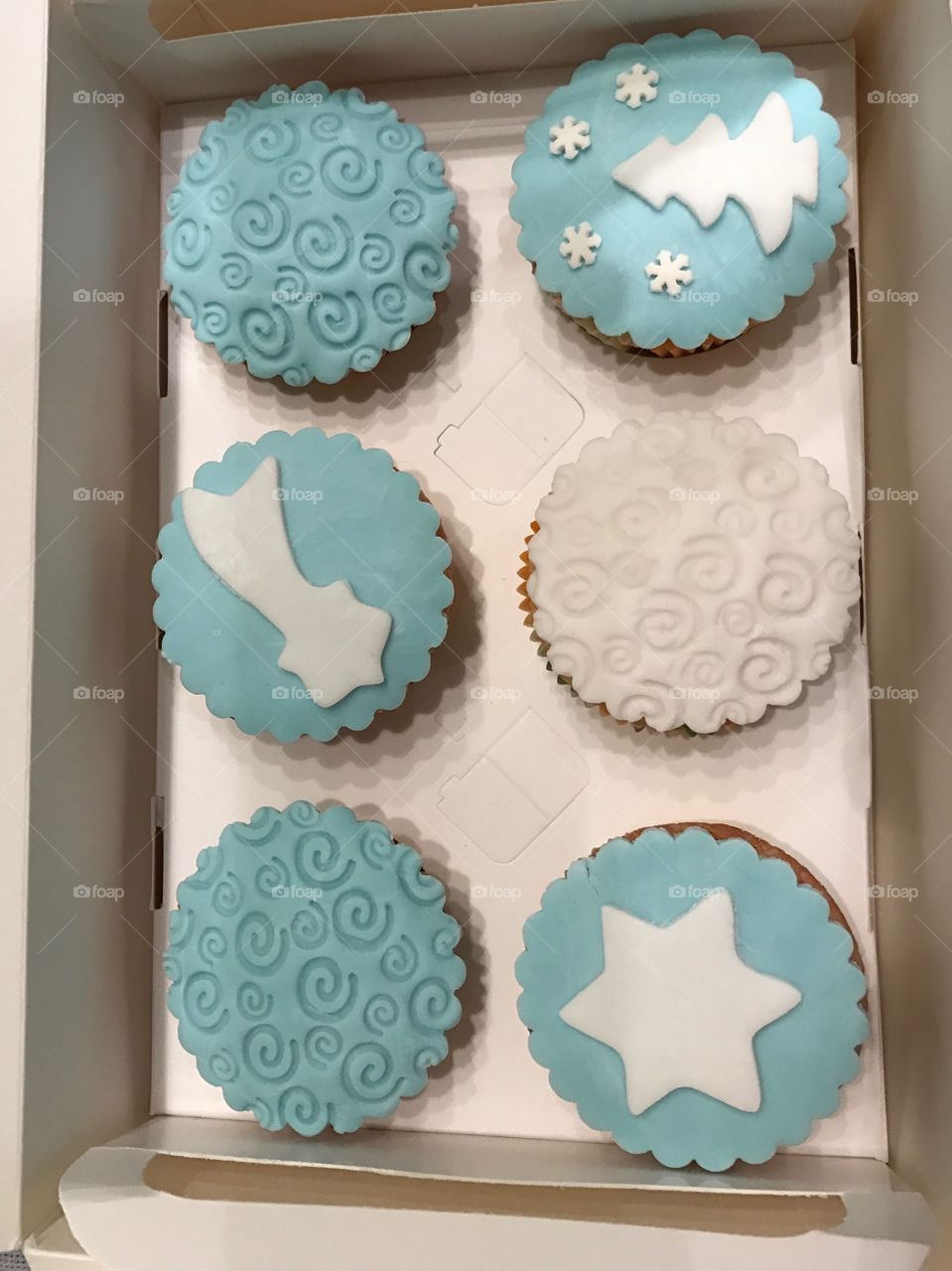 Christmas cupcakes-blue and white