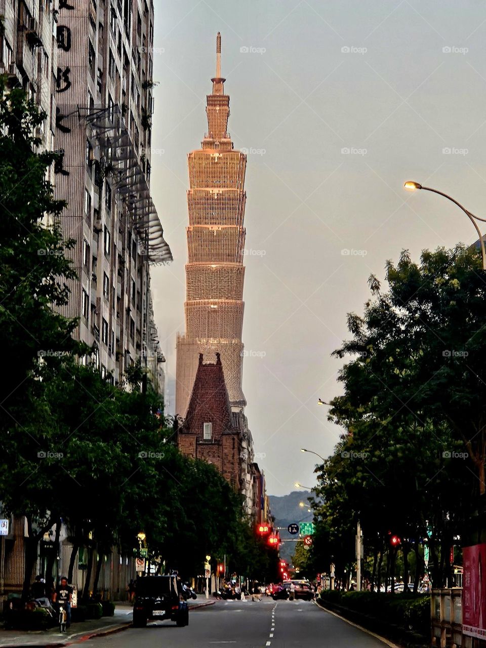 The afterglow of the setting sun illuminates the 101 Chengdu golden building so beautifully