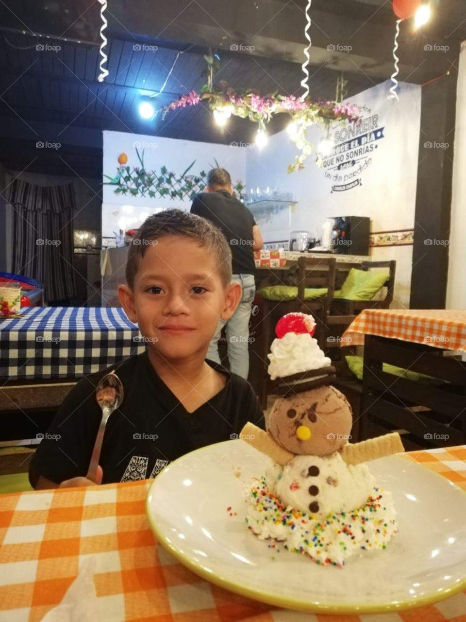 niño comiendo helado