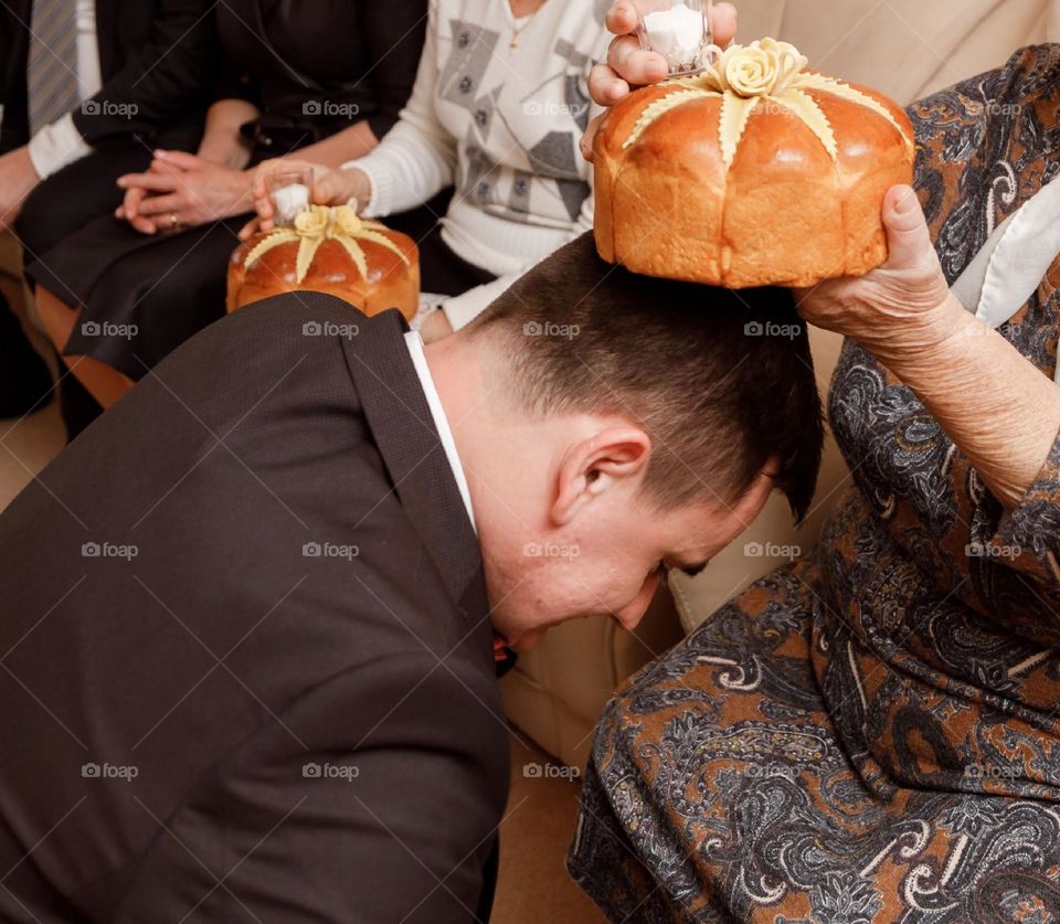 The tradition of blessing the groom with bread