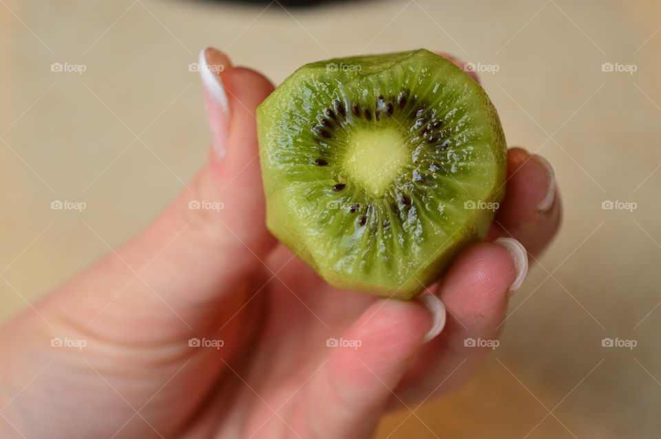 HOLDING KIWI