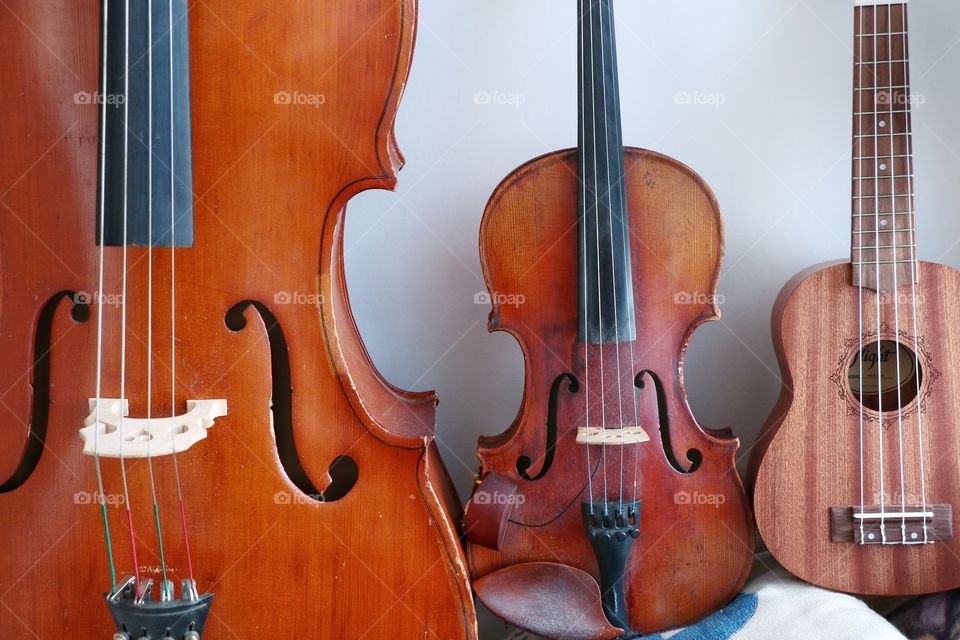 Вся прелесть в трёх инструментах одновременно: виолончель, скрипка, укулеле