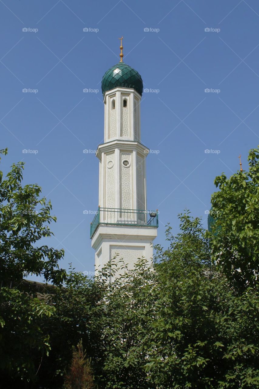 one of the towers of the Uzbek mosque with a green dome