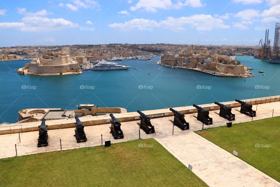 Sonniger Ausblick von der Saluting Battery in Valletta/Malta auf den Hafen.