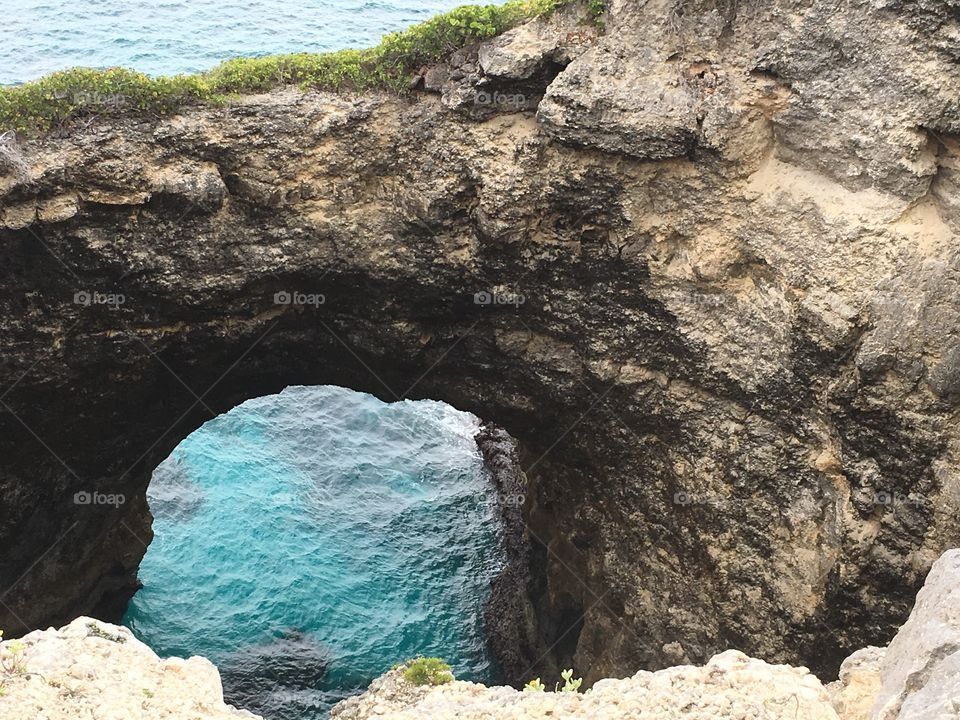 A natural arch carved by the sea. Impressive and dark chasm that contrasts with the turquoise blue of the sea. To see Gueule Grand Gouffre must go to Marie-Galante (45 minutes by boat from "Pointe-a Pitre", "Guadeloupe ")
