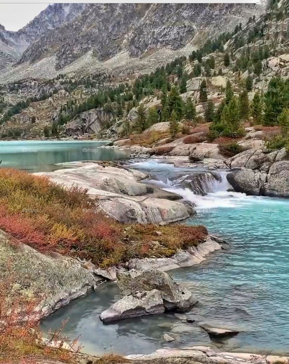 порог на реке в горном Алтае
